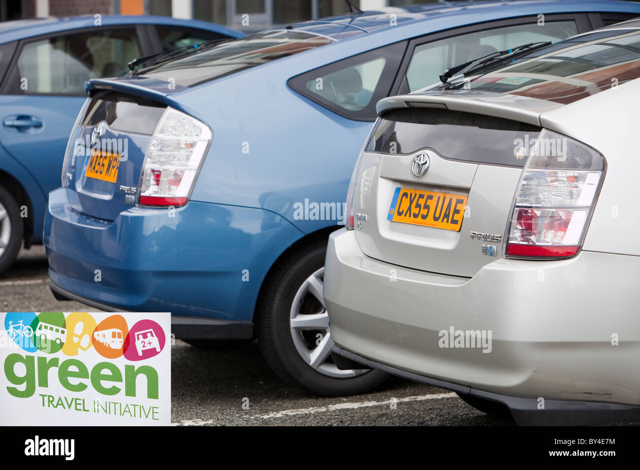 Trois equipement Toyota Hybrid Synergy Drive voitures dans les motifs de la Bangor University, au nord du Pays de Galles. Banque D'Images