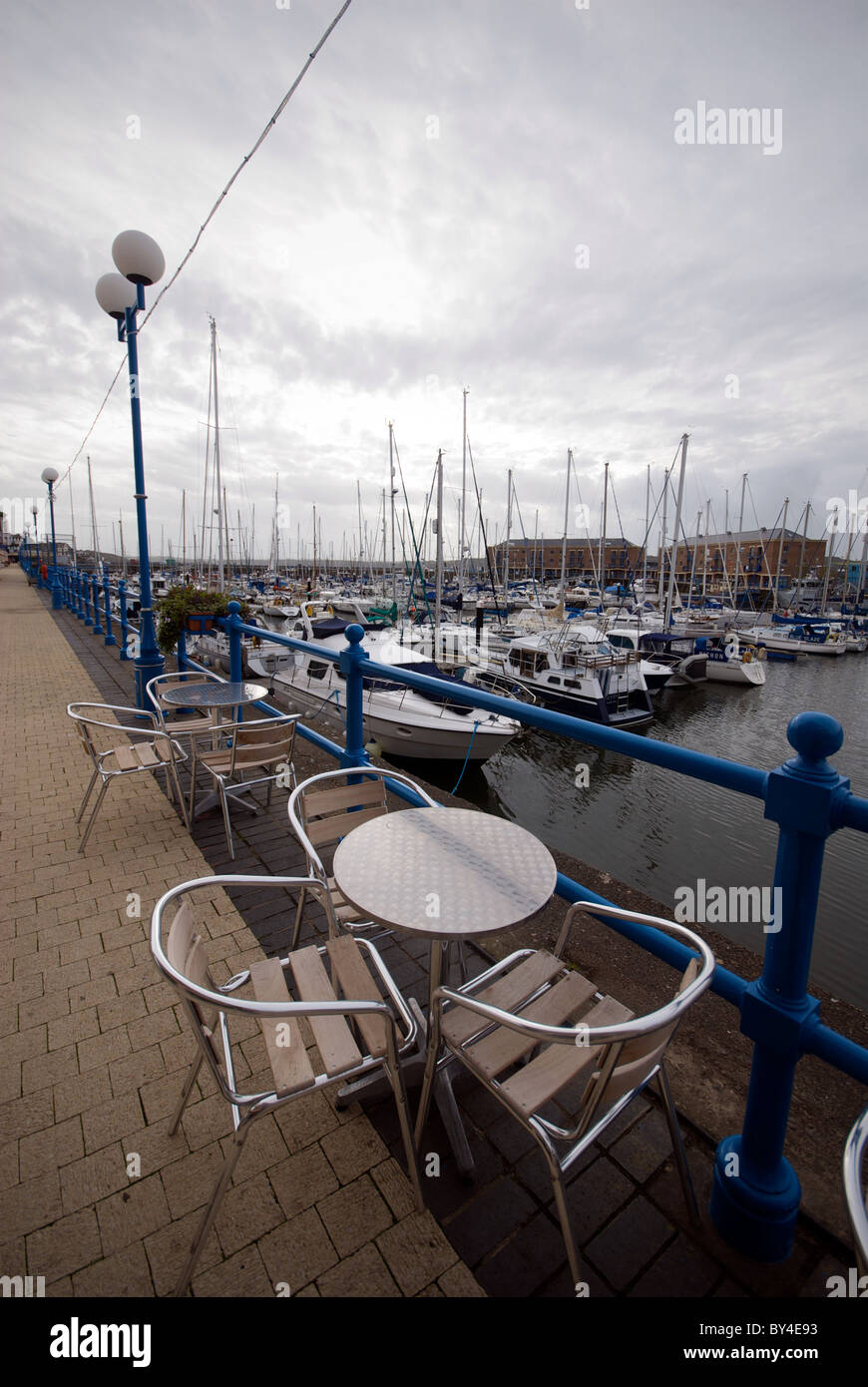 Pembrokeshire Wales UK Milford Haven Harbour Harbour Marina Cafe Tables Banque D'Images