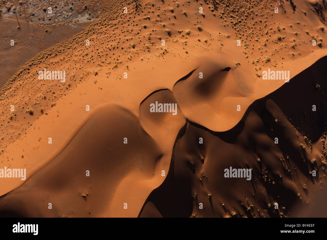 Vue aérienne sur des dunes de sable, Désert du Namib, Namibie Banque D'Images