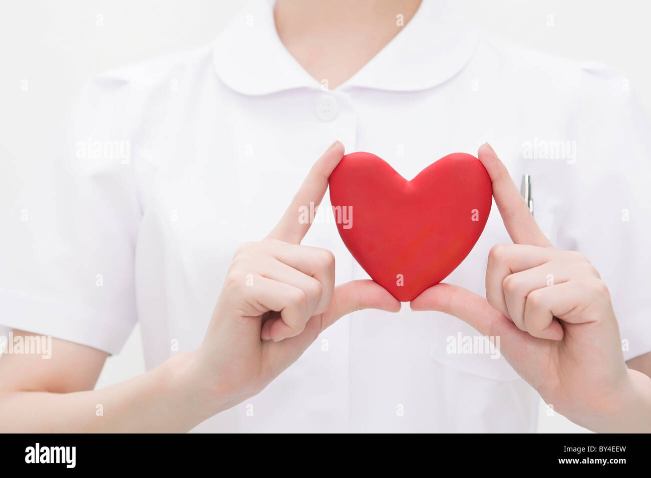 Close-up of nurse holding a heart Banque D'Images