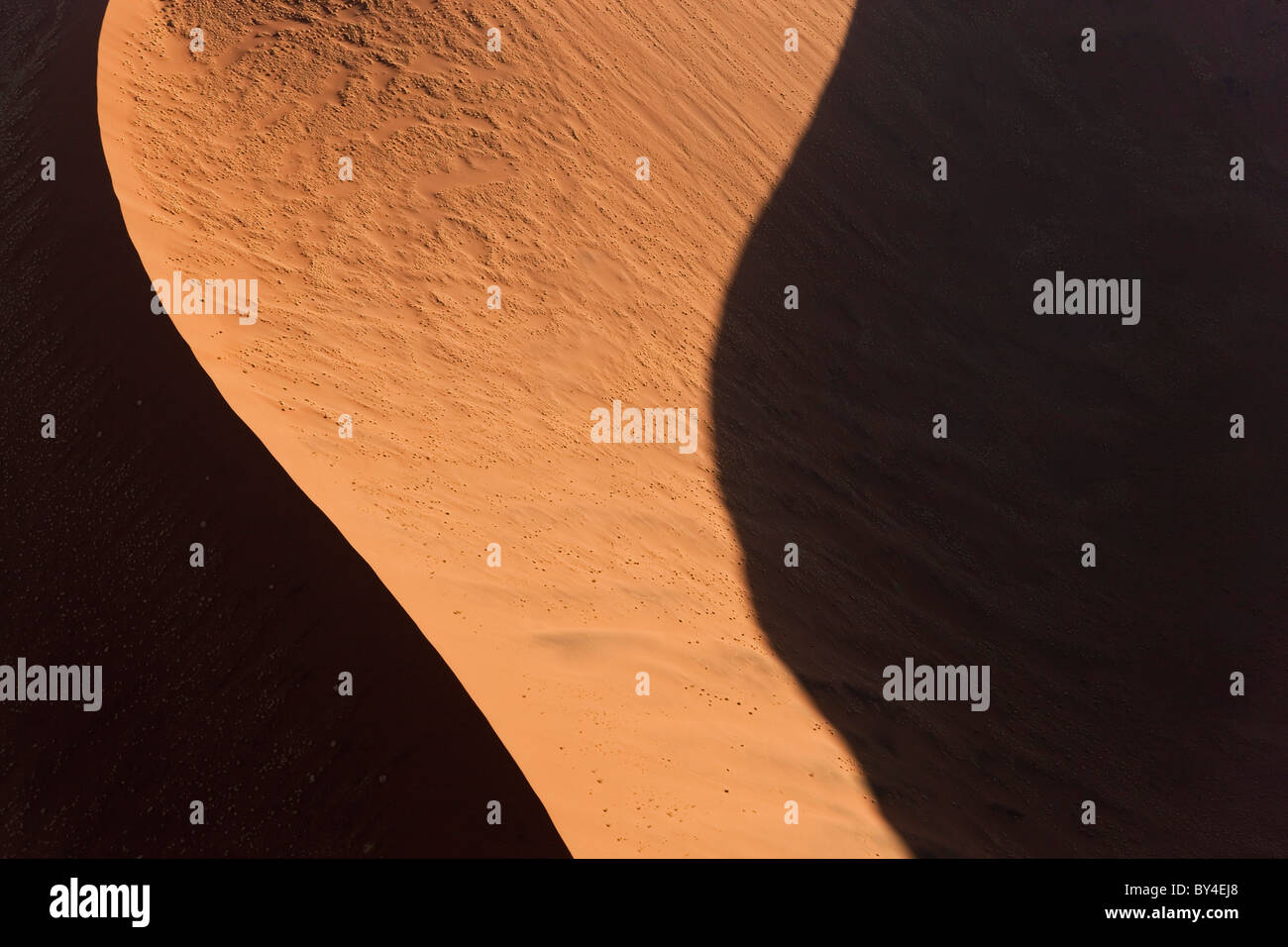 Vue aérienne sur des dunes de sable, Désert du Namib, Namibie Banque D'Images