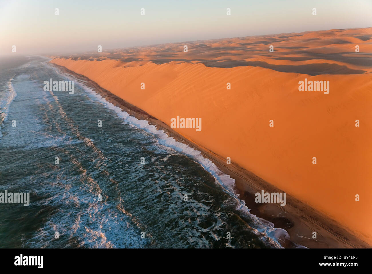 Vue aérienne sur des dunes et de la Mer, Désert du Namib, Namibie Banque D'Images
