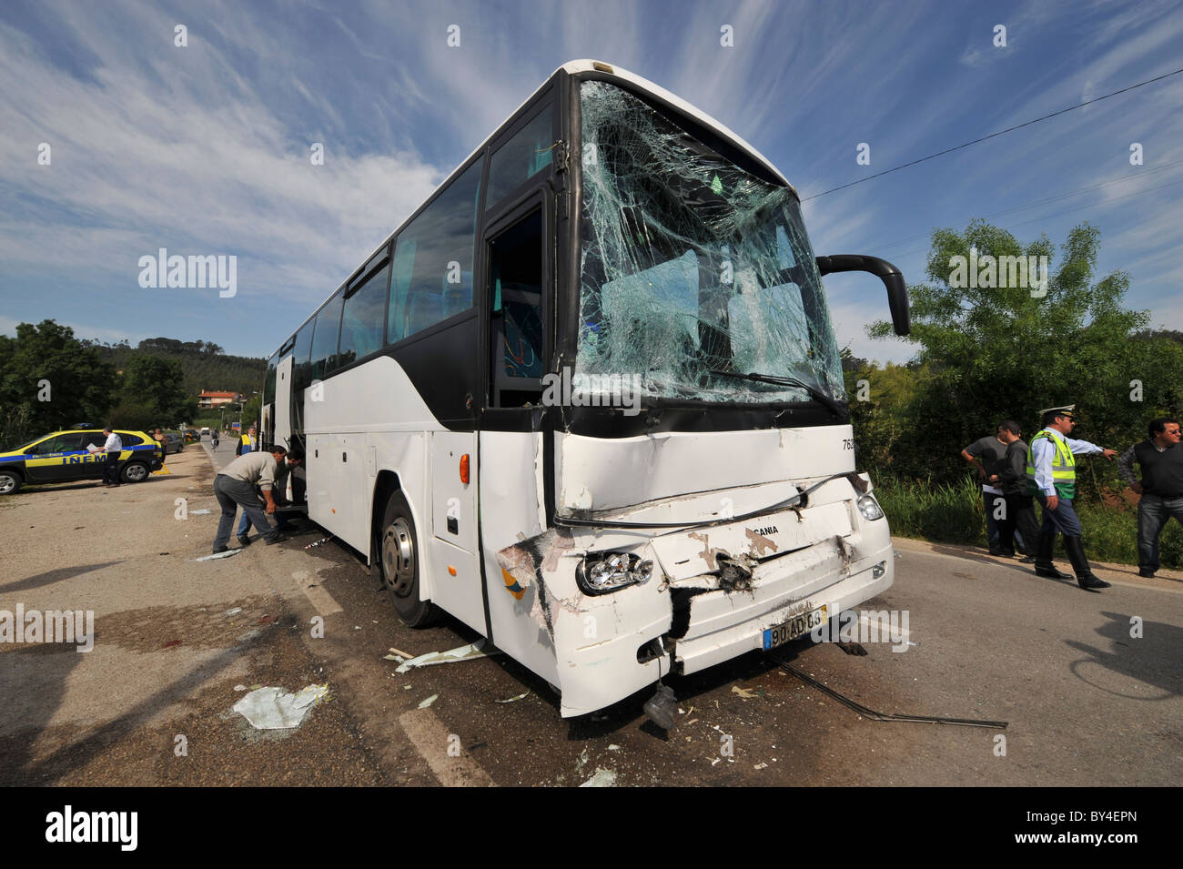 Bus détruit, brisé de verre pare-brise après un accident de voiture Banque D'Images