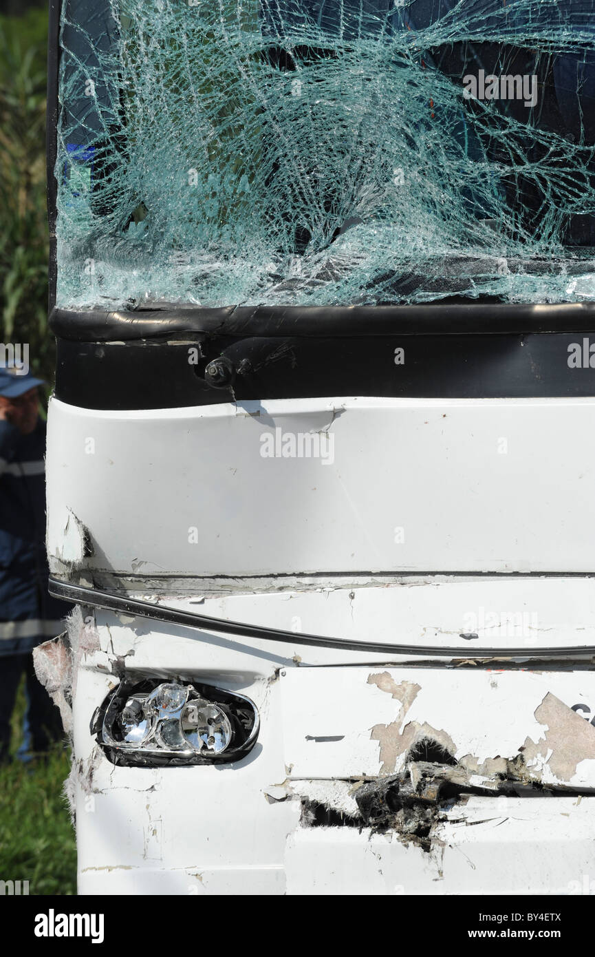 Bus détruit, brisé de verre pare-brise après un accident de voiture Banque D'Images