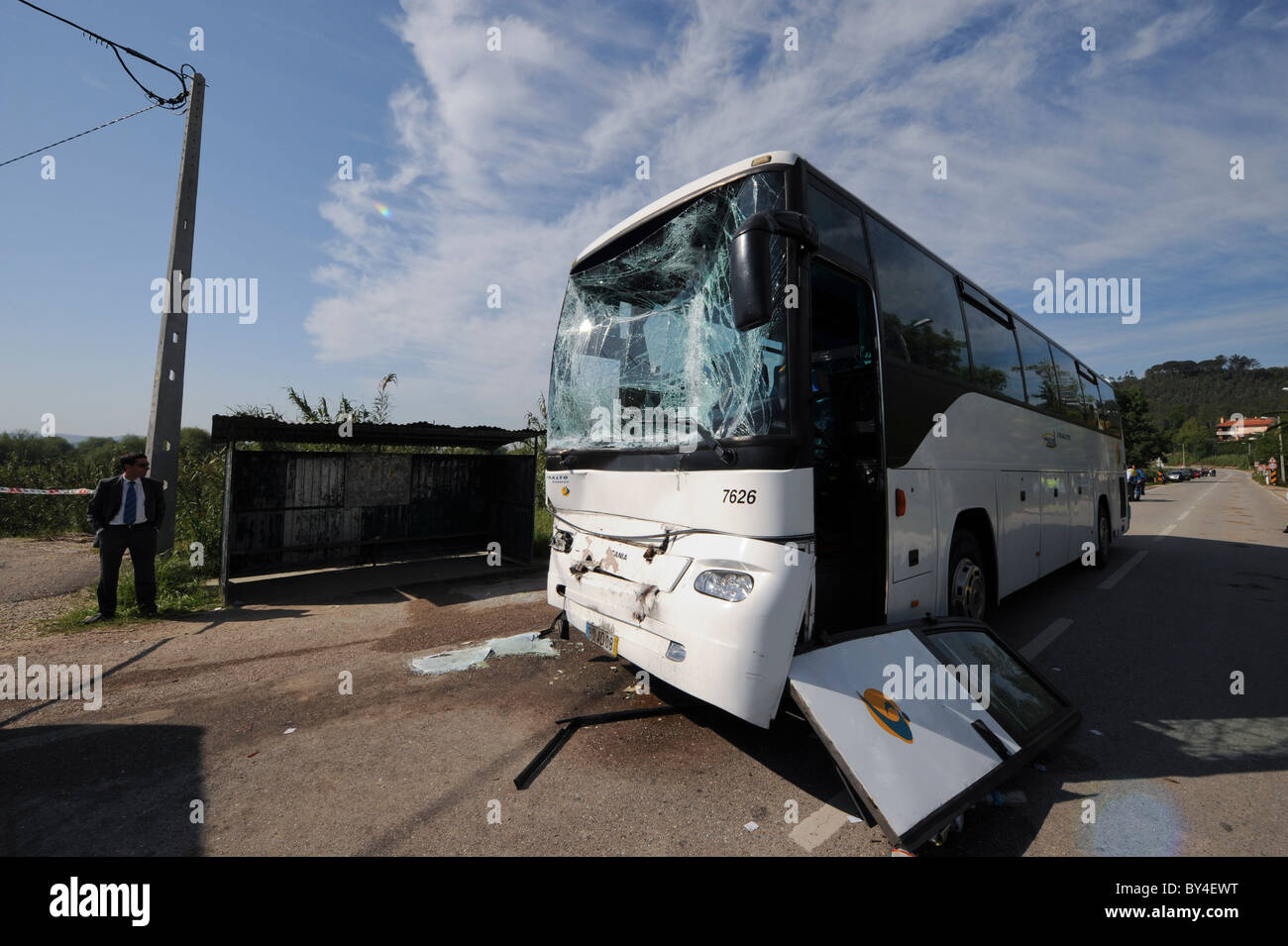 Bus détruit, brisé de verre pare-brise après un accident de voiture Banque D'Images