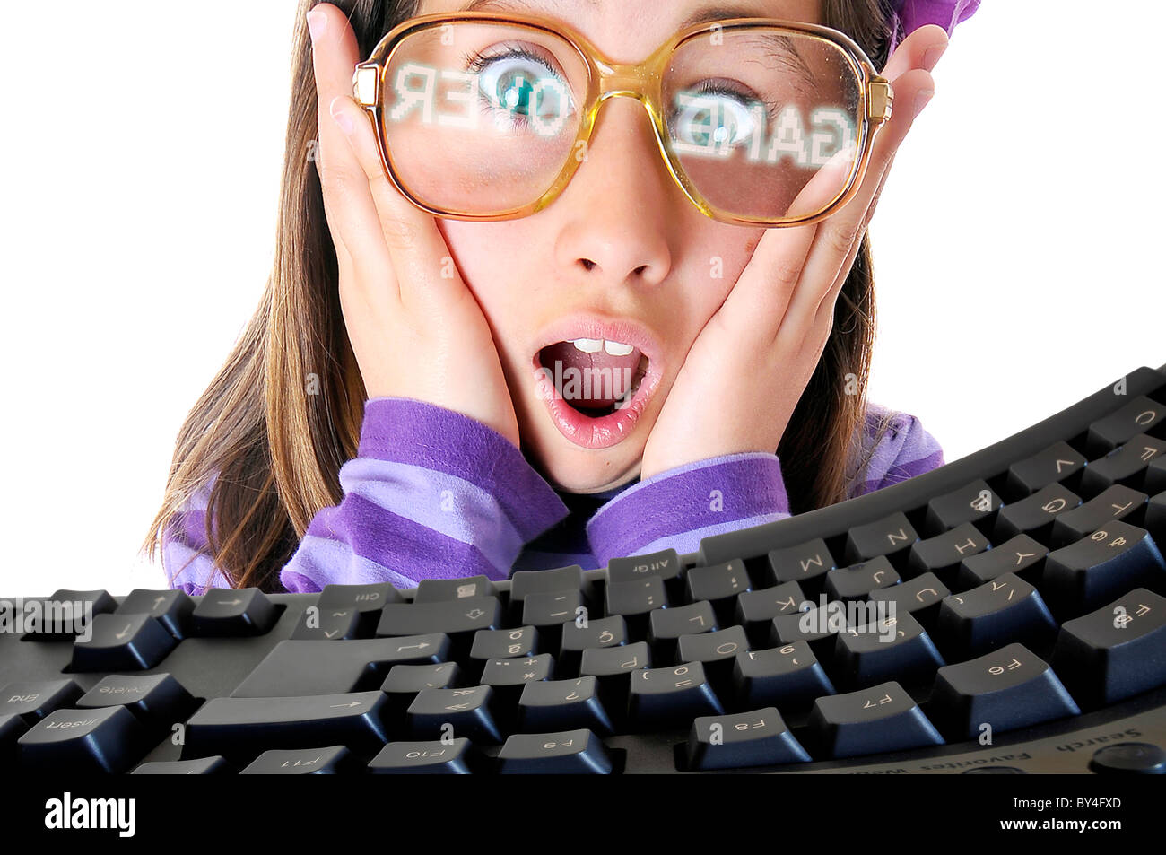 Jeune fille avec clavier et jeu de mots reflète dans ses lunettes Banque D'Images