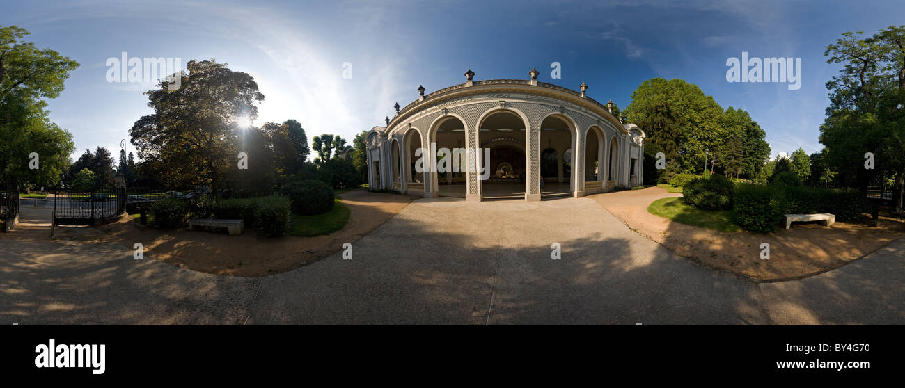 À Vichy, une vue panoramique à 360° des Célestins pavillon Printemps (France) Vue panoramique du pavillon de la source des Célestins Banque D'Images