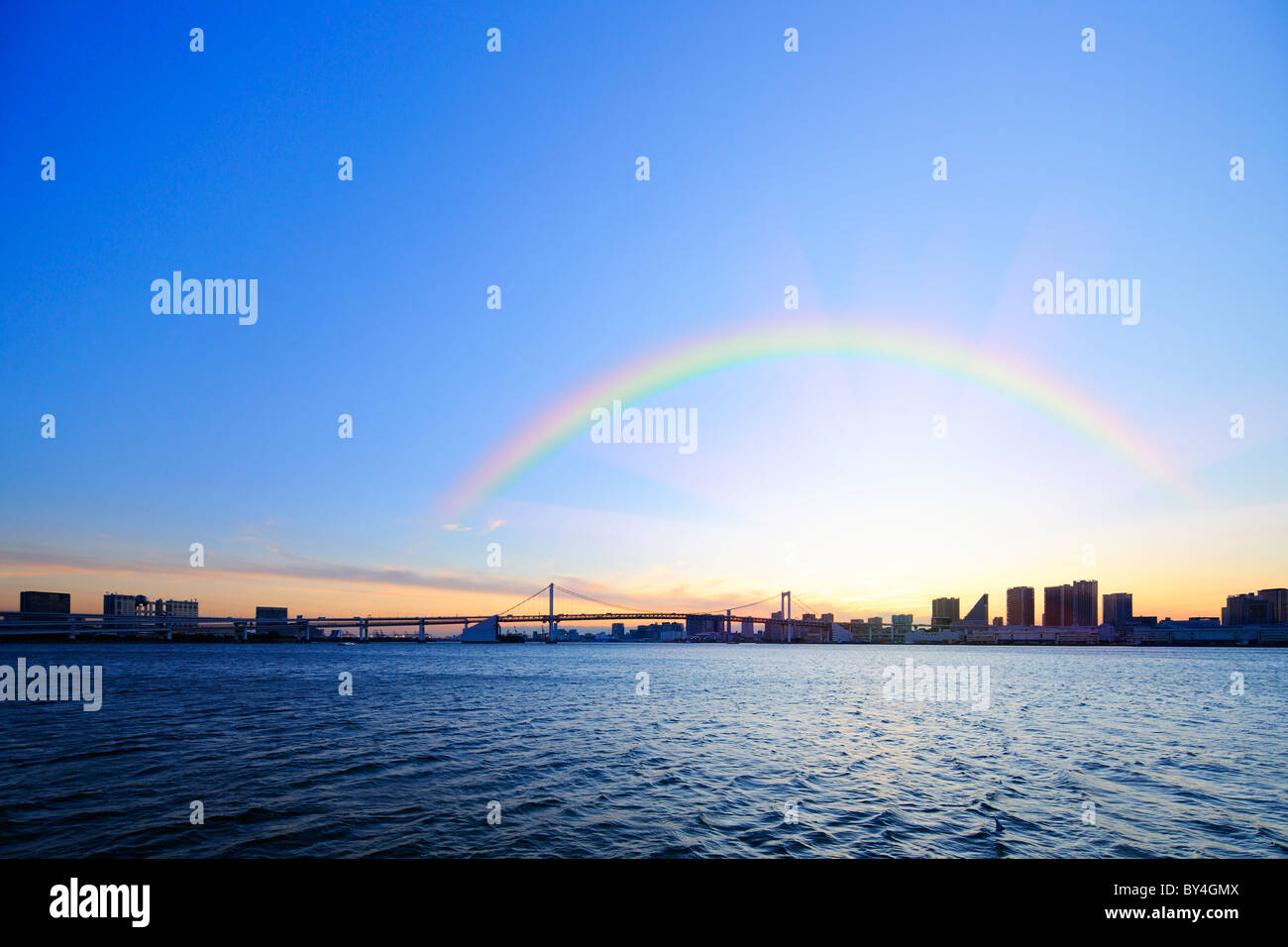 Arc-en-ciel au-dessus du pont Rainbow et la baie de Tokyo Banque D'Images