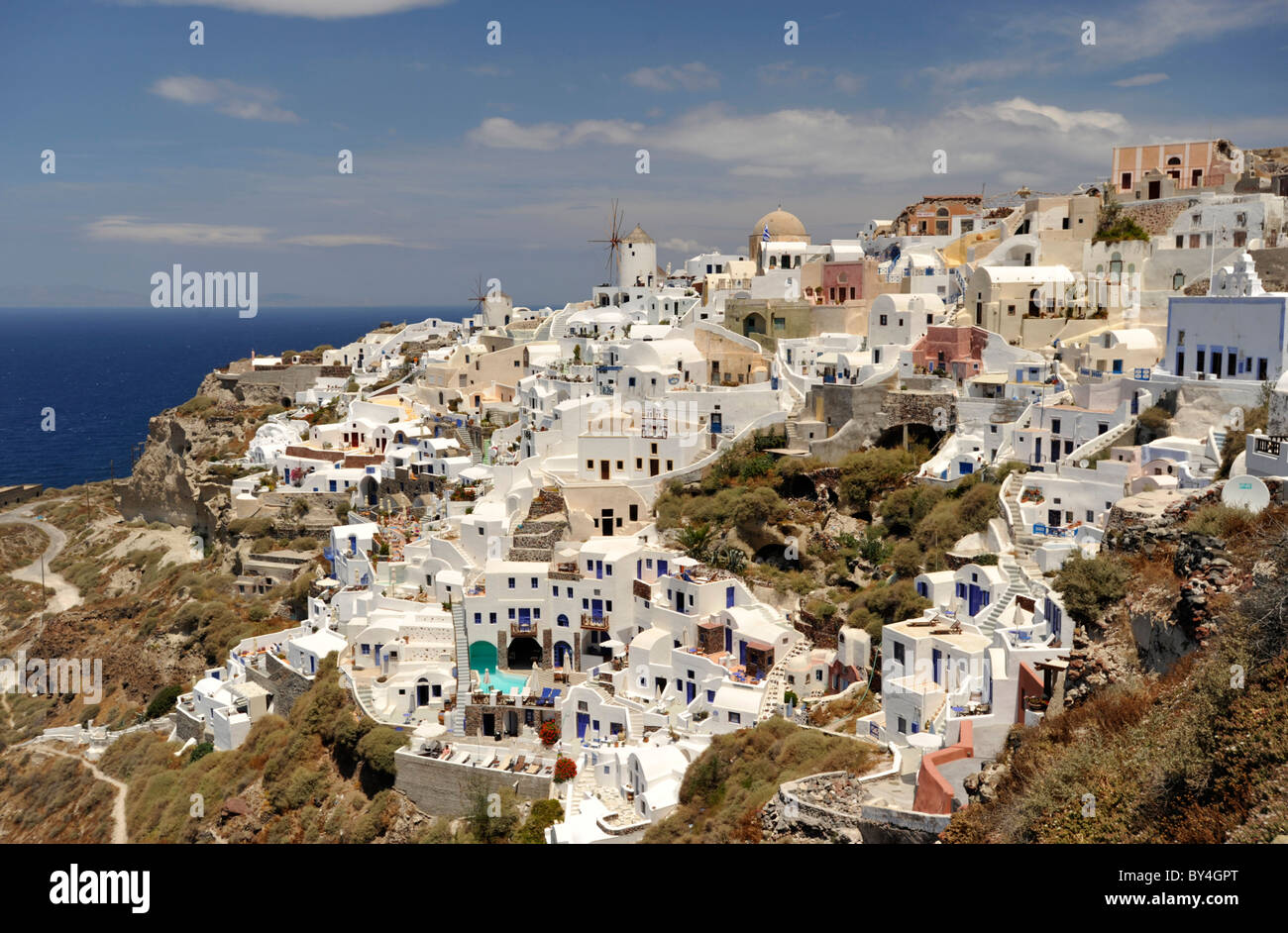 Vue de la ville d'Oia, sur l'île grecque de Santorin dans la mer Égée Banque D'Images