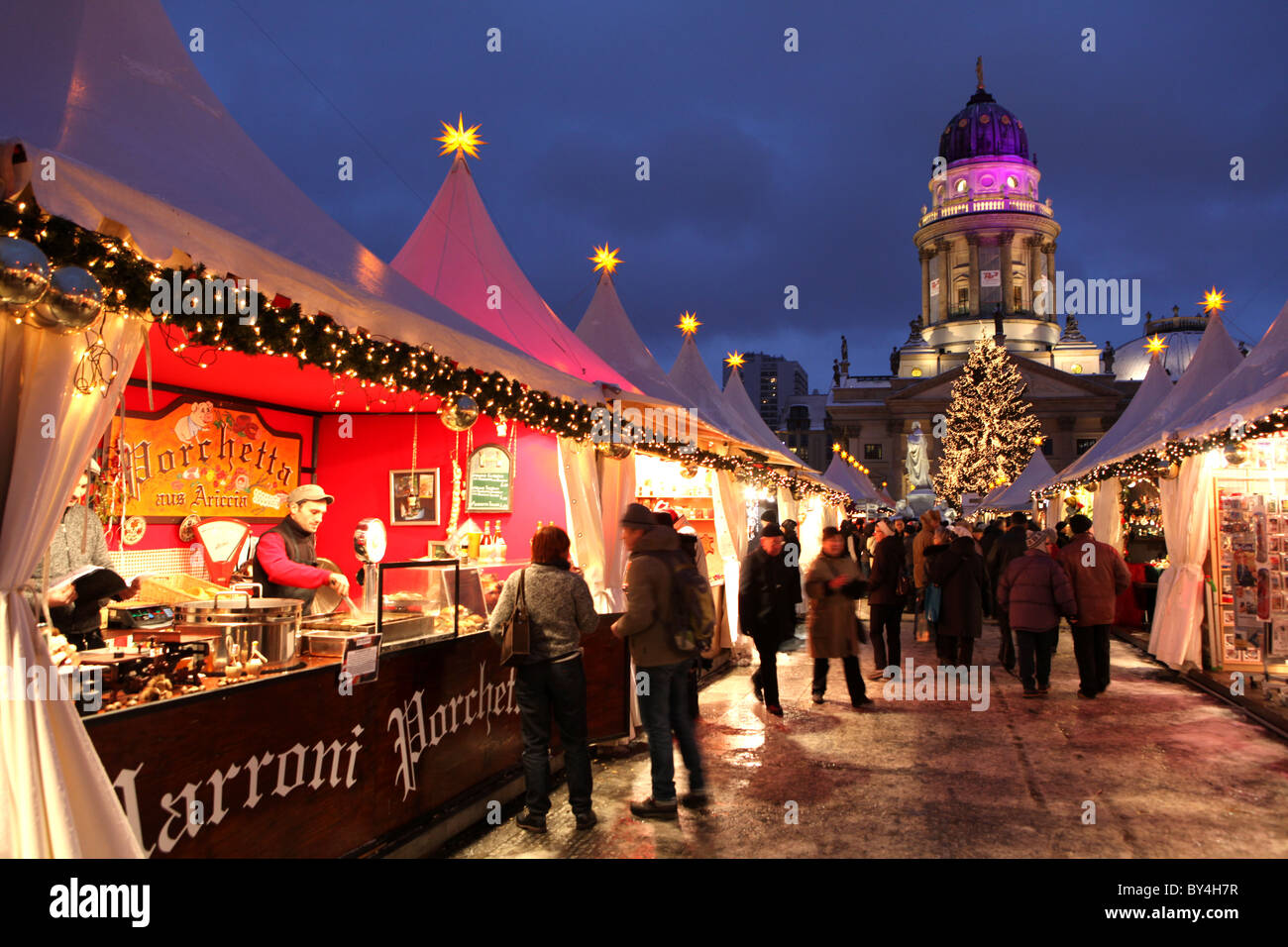 Le marché de Noël à la place Gendarmenmarkt à Berlin, Allemagne. Banque D'Images