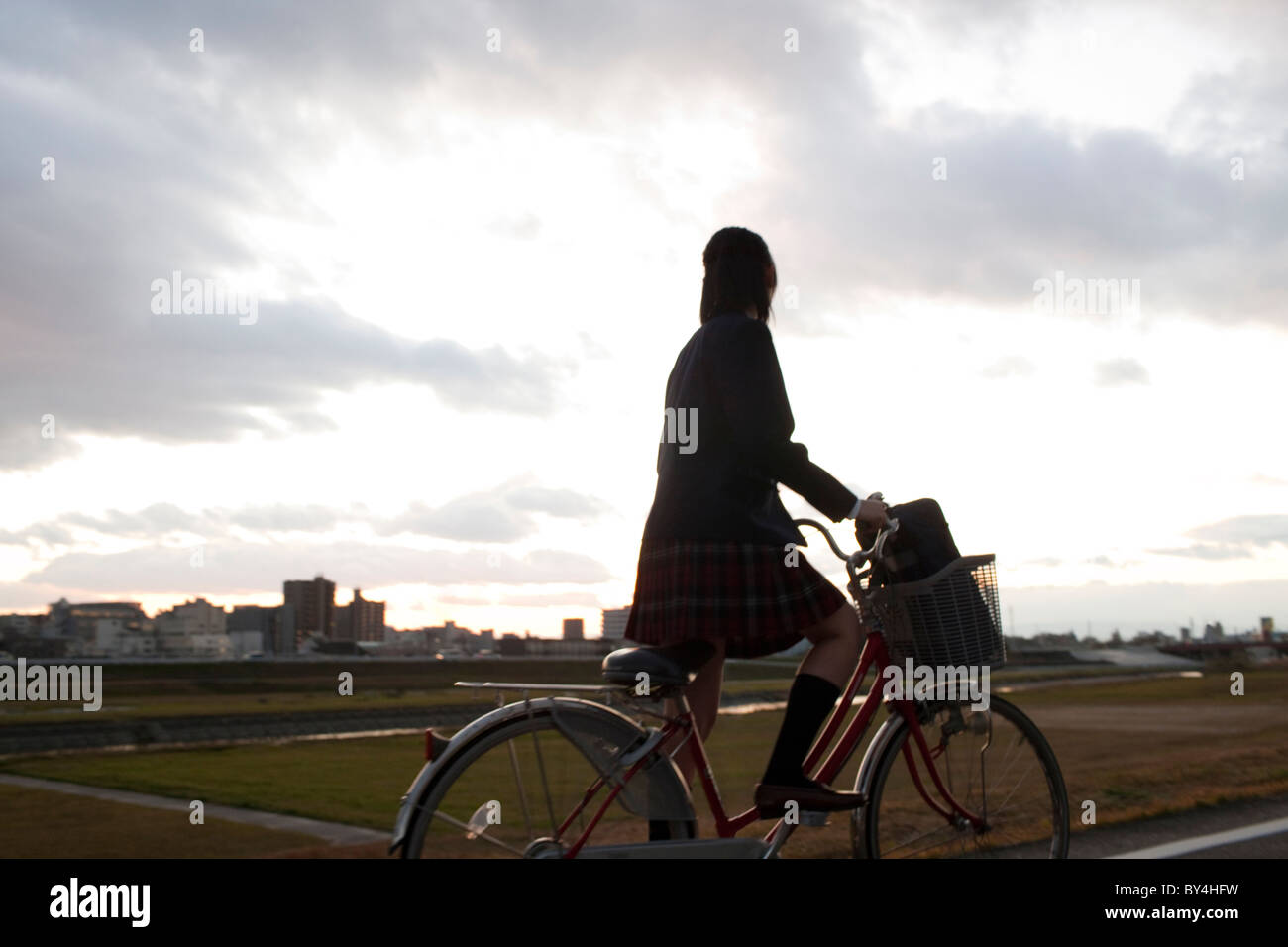 Fille de l'école à vélo Banque D'Images