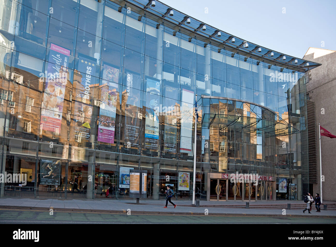 Façade en verre et l'entrée principale de l'Edinburgh Festival Theatre, un moderne (1994) plus, par Colin Ross, à l'auditorium 1928 Banque D'Images