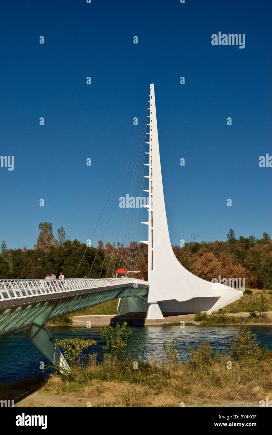Zone piétonne Sundial Bridge, conçu par Santiago Calatrava, sur Turtle Bay à Sacramento River à Redding en Californie, USA Banque D'Images