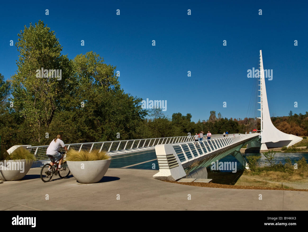 Zone piétonne Sundial Bridge, conçu par Santiago Calatrava, sur Turtle Bay à Sacramento River à Redding en Californie, USA Banque D'Images
