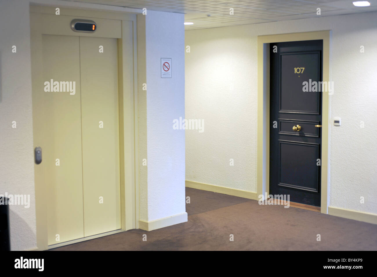 Chambre de l'hôtel couloir avec porte de l'Ascenseur ascenseur Banque D'Images