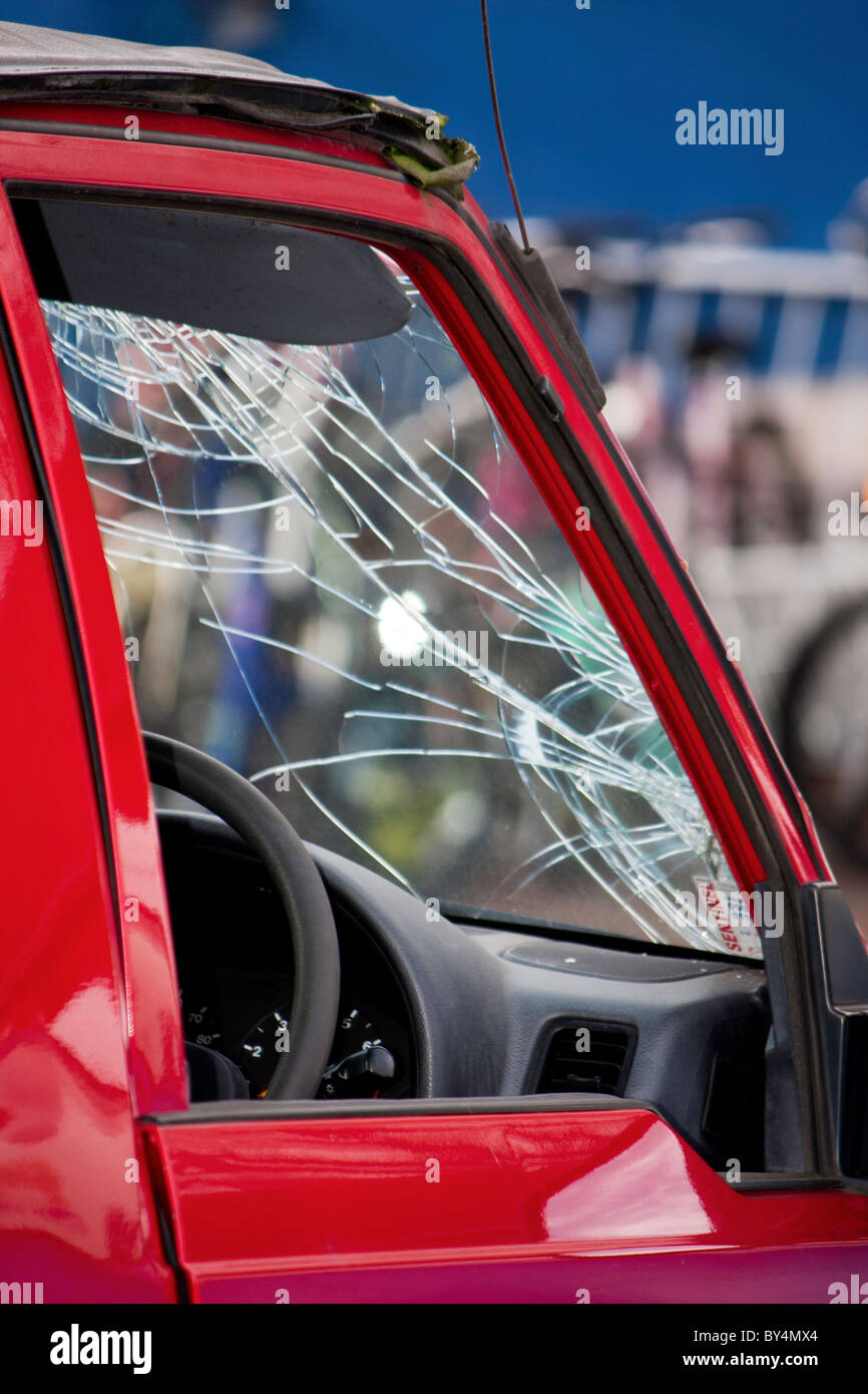 Une fenêtre de voiture écran depuis un accident de voiture Banque D'Images