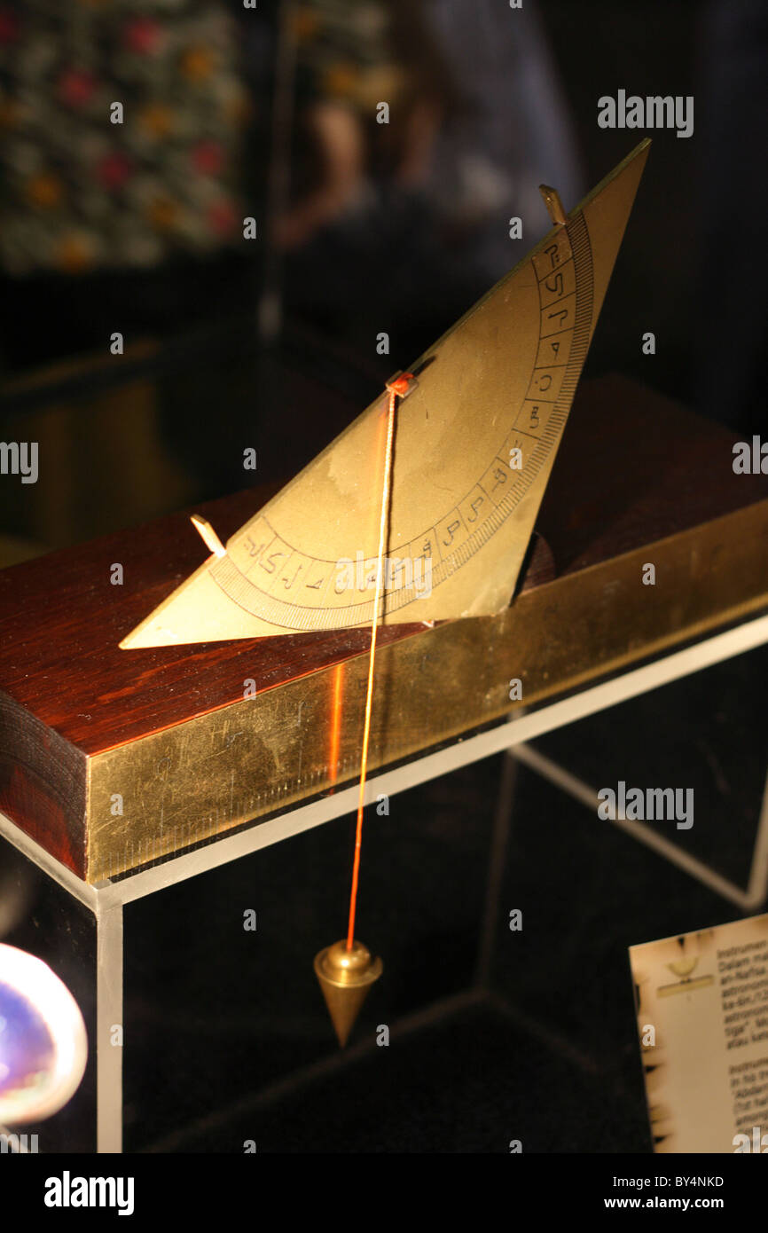 Modèle de l'instrument astronomique arabe ancienne par triangle avec al-khazini Banque D'Images