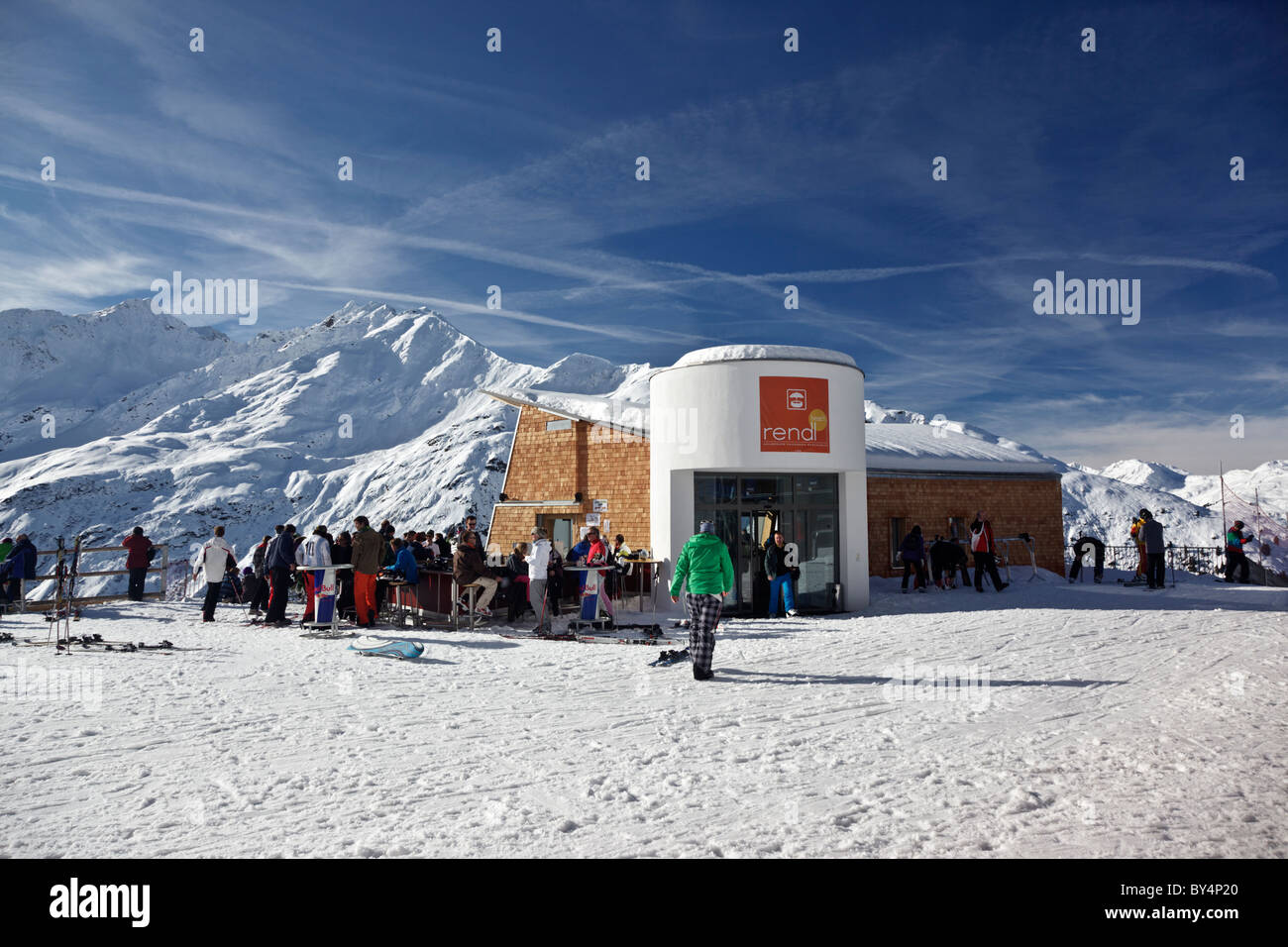 Les skieurs et snowboarders de prendre une pause au nouveau bar de plein air à Rendlbeach Banque D'Images