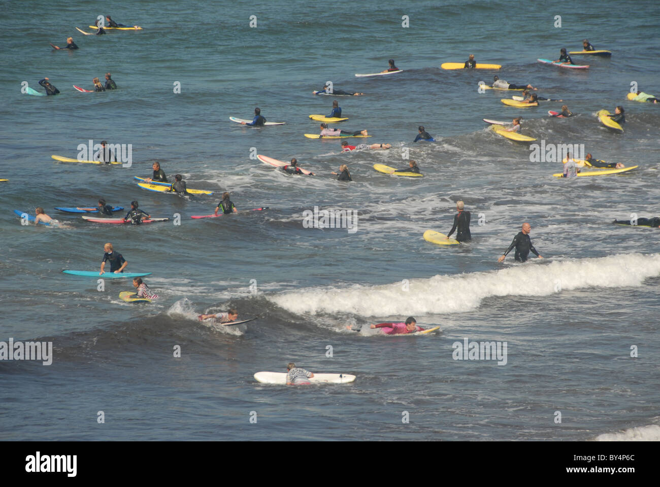Surf zone encombrée de surfers sur une journée d'été à Cornwall, prise à Polzeath, Cornwall Banque D'Images