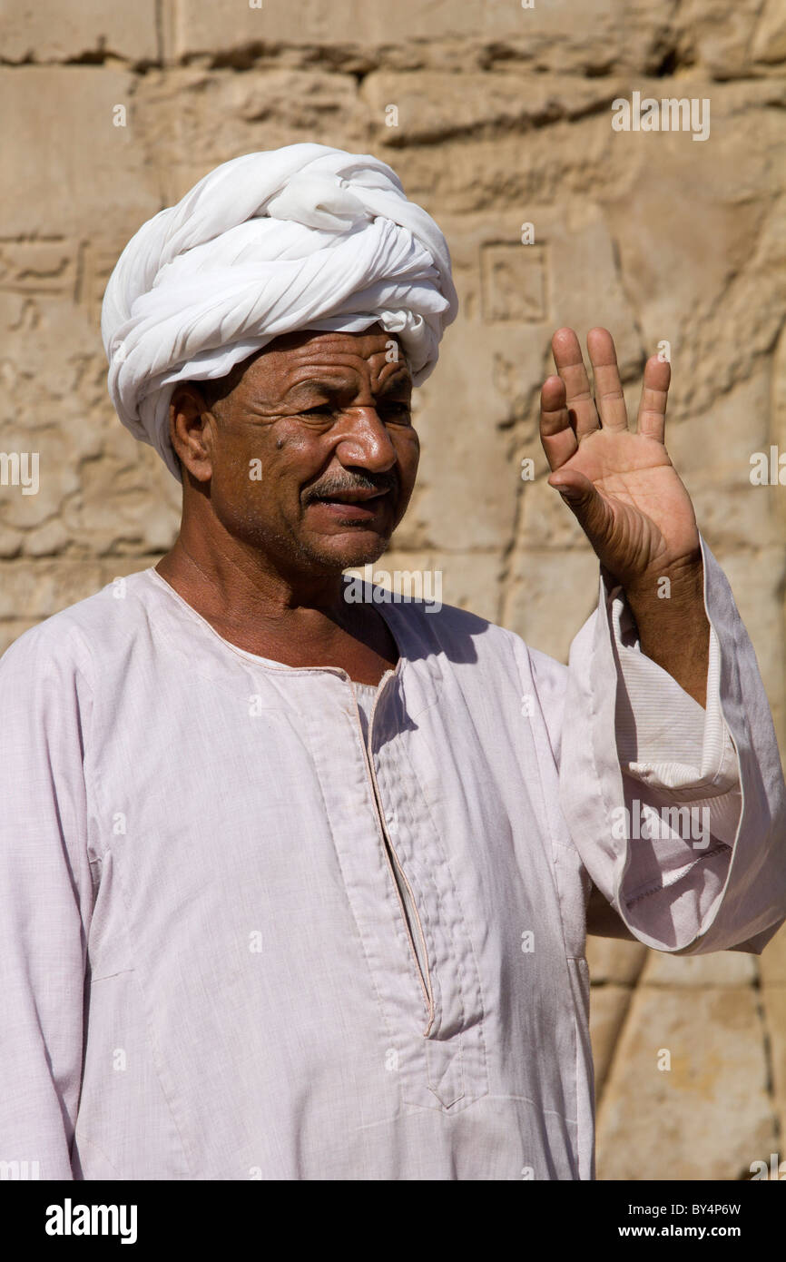 Vieil homme au Temple d'Edfou, Egypte Banque D'Images