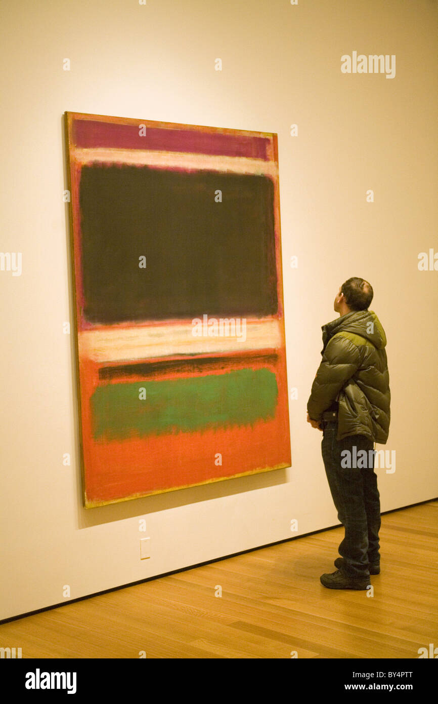 Études sur les visiteurs du musée une toile de Mark Rothko, un membre de l'abstrait, les Impressionnistes au Musée d'Art Moderne de New York. Banque D'Images