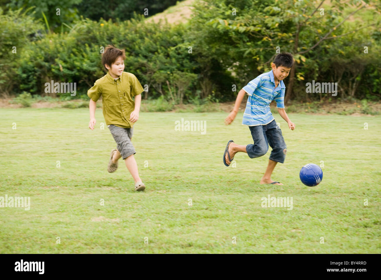 Les garçons jouent au soccer, Chiba Prefecture, Honshu, Japan Banque D'Images