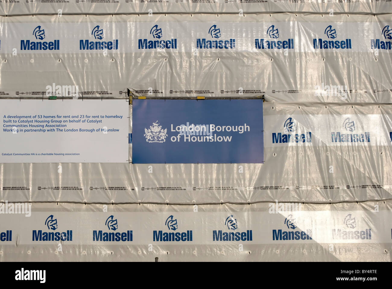 London hounslow Avis de nouvelle association logement maisons sur un chantier de construction à Hounslow, Middlesex, Angleterre Banque D'Images