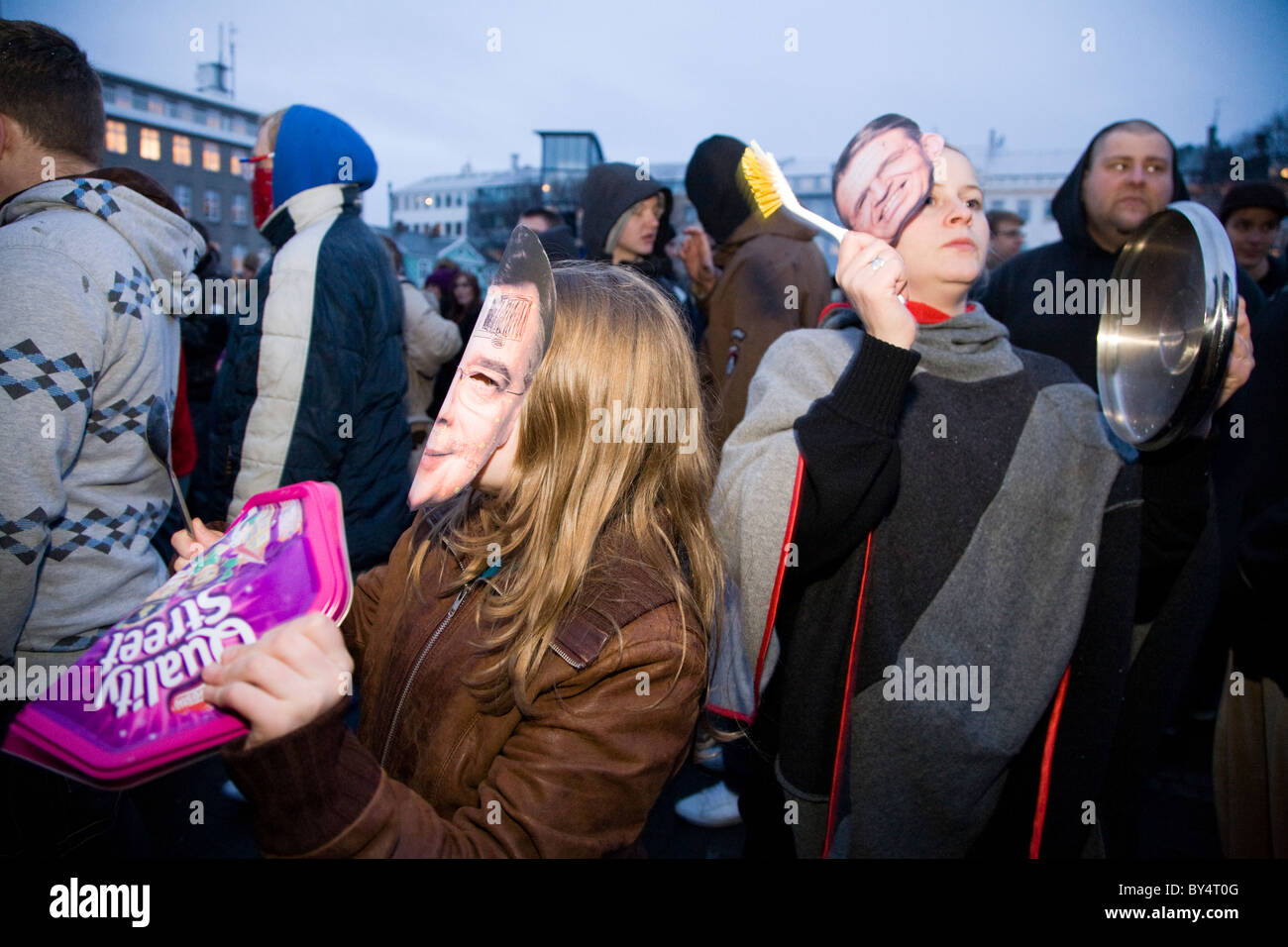 Le centre-ville de Reykjavík, Islande : protestations ont continué le mercredi 21/01/2009, des manifestants pacifiques en faisant du bruit avec les casseroles et poêles Banque D'Images