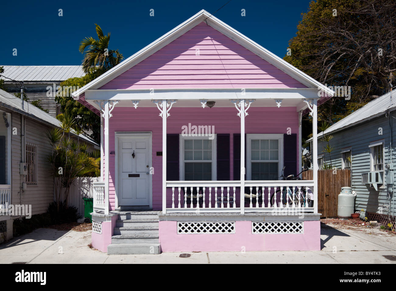 Petit chalet en bois de couleur rose vif à Key West, Floride, USA Banque D'Images