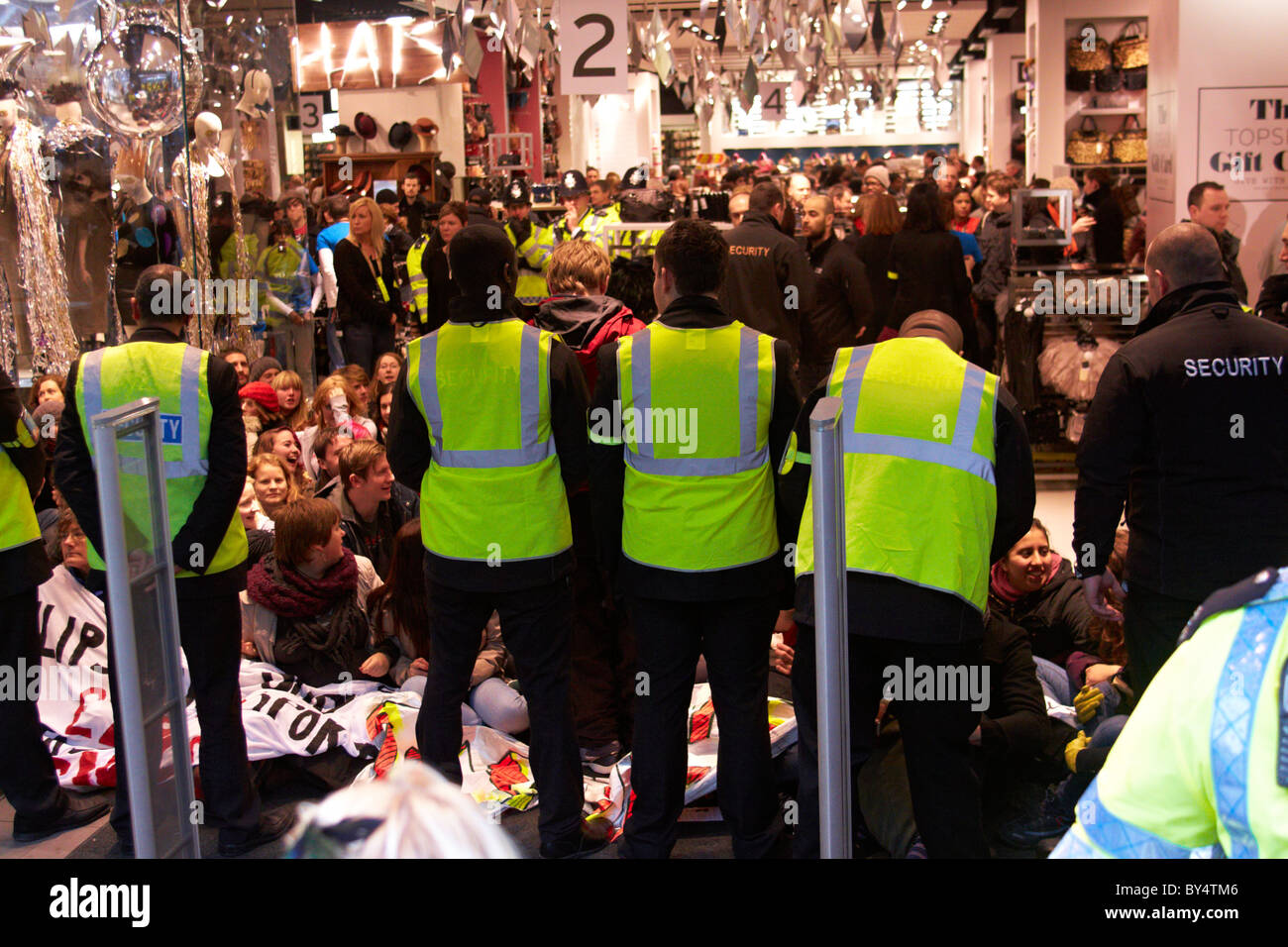 Les agents de sécurité privée protéger Topshop sur Oxford Street au cours d'une protestation ukuncut Banque D'Images