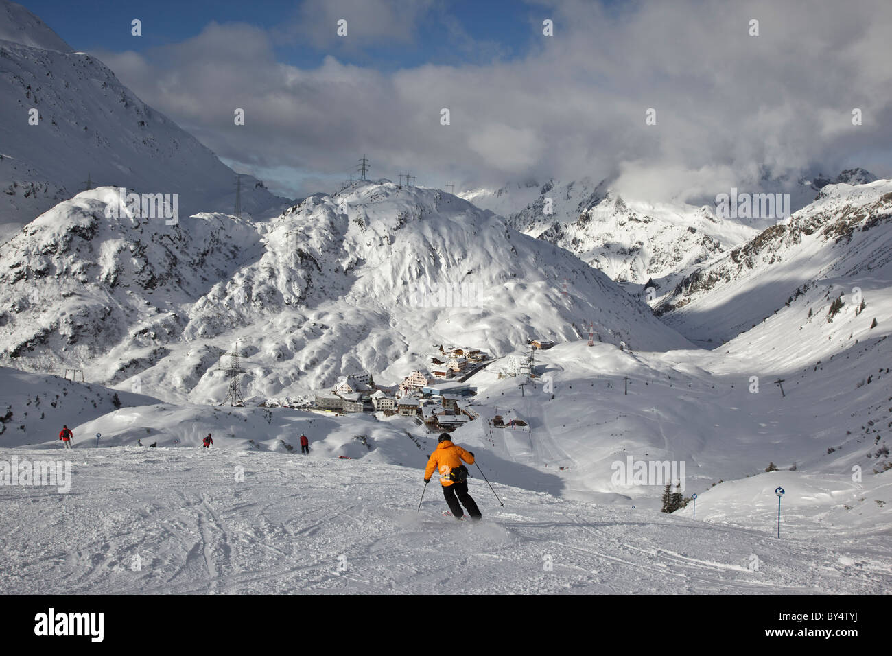 Ski au-dessus du village de St Christoph am Arlberg en Autriche Banque D'Images