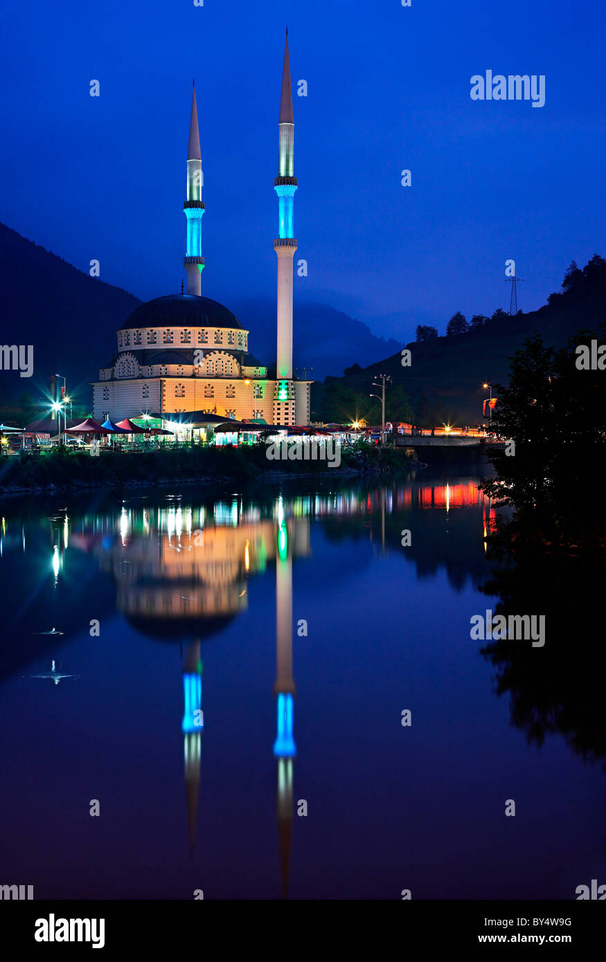 Une mosquée reflète dans Uzun lake, Uzungöl, Trabzon Province, Région de la mer Noire, la Turquie Banque D'Images
