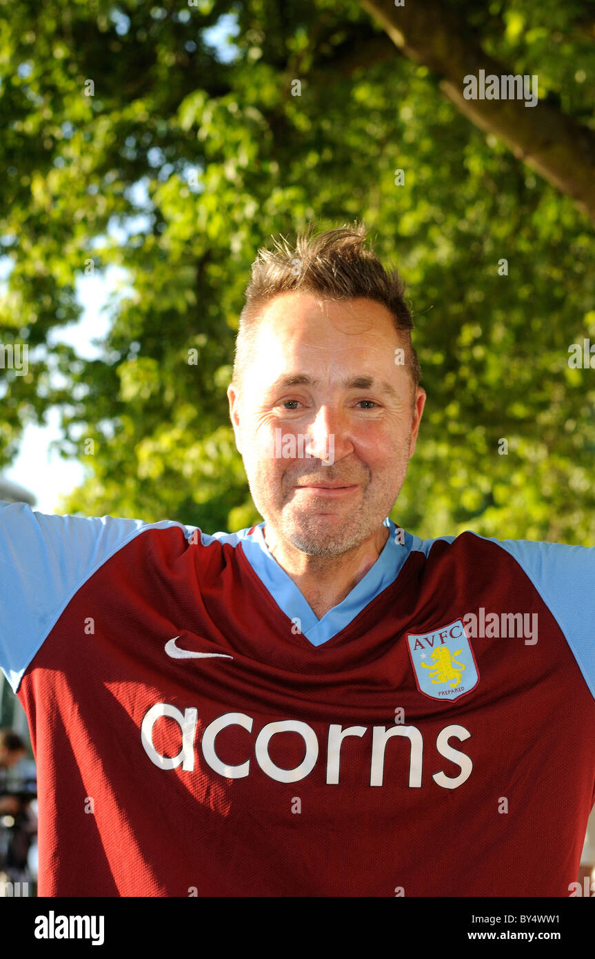 Le violoniste Nigel Kennedy fait semblant de m'embrasser sur le chemin de halage au Henley Henley on Thames Festival ,où il est l'exécution de Banque D'Images