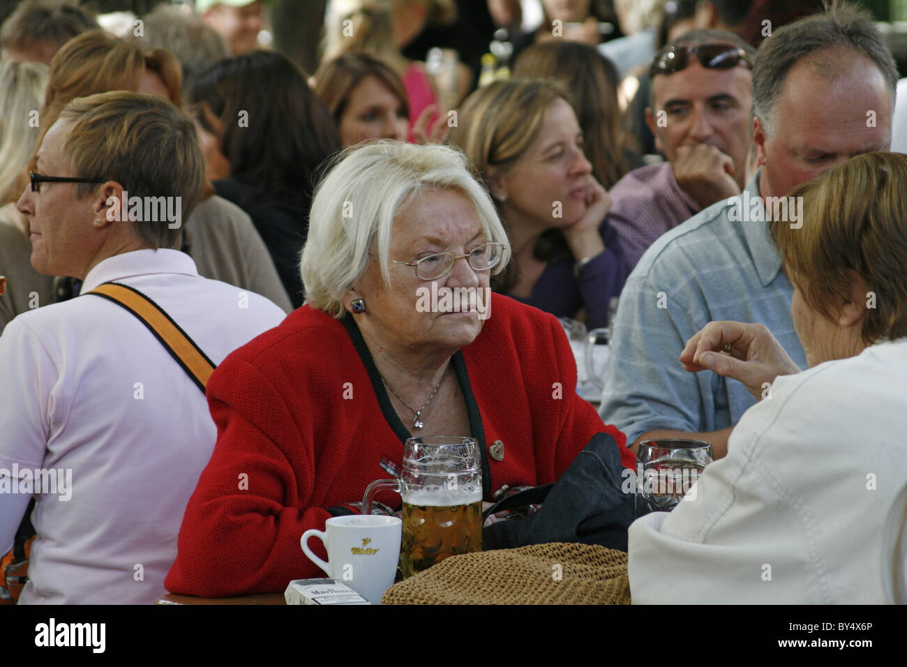 Allemagne Bavière Munich Viktualienmarkt beer garden marché victualin Banque D'Images