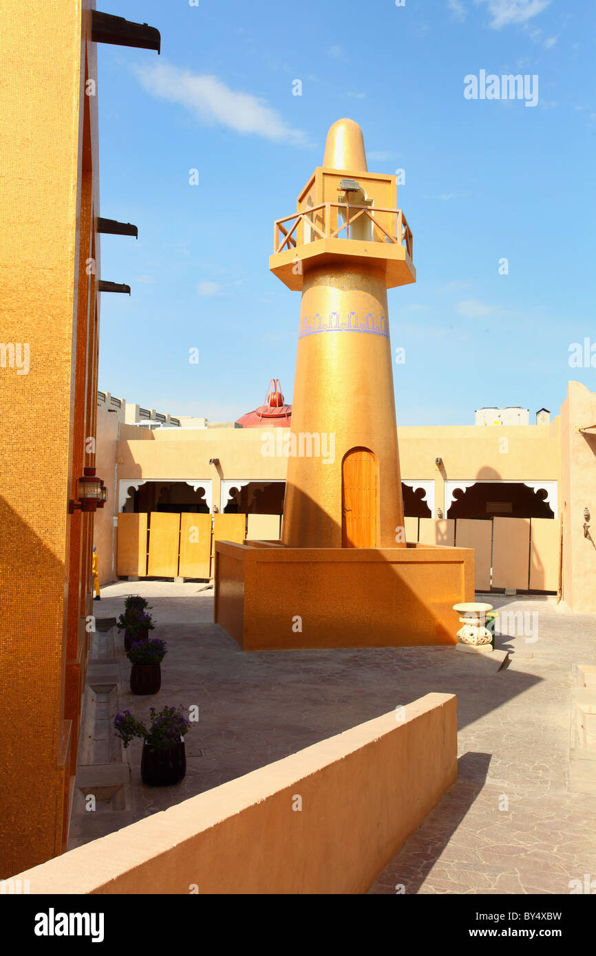 Une spectaculaire mosquée, revêtu de carreaux de mosaïque de couleur or, en Katara cultural village, West Bay, Doha, Qatar. Banque D'Images