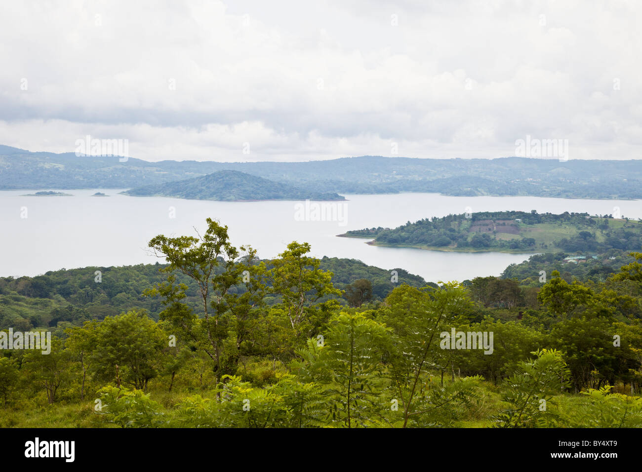 Forêt luxuriante entourant le Lac Arenal, un lac artificiel formé afin de fournir de l'hydroélectricité au Costa Rica. Banque D'Images