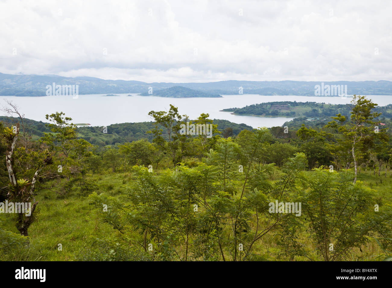 Forêt luxuriante entourant le Lac Arenal, un lac artificiel formé afin de fournir de l'hydroélectricité au Costa Rica. Banque D'Images