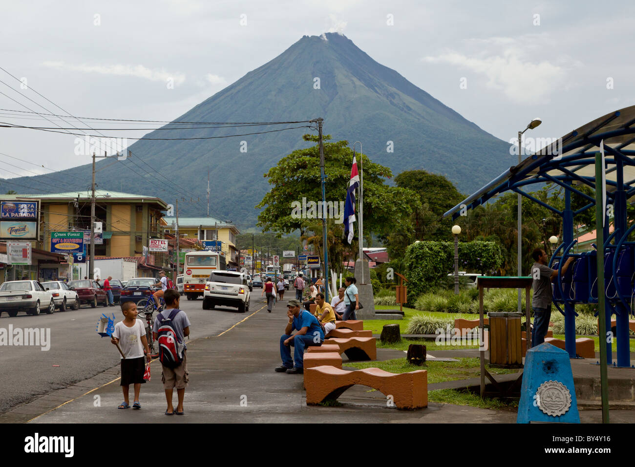 La ville de La Fortuna de San Carlos avec le volcan Arenal se dessinent dans l'arrière-plan, Alajuela, Costa Rica. Banque D'Images