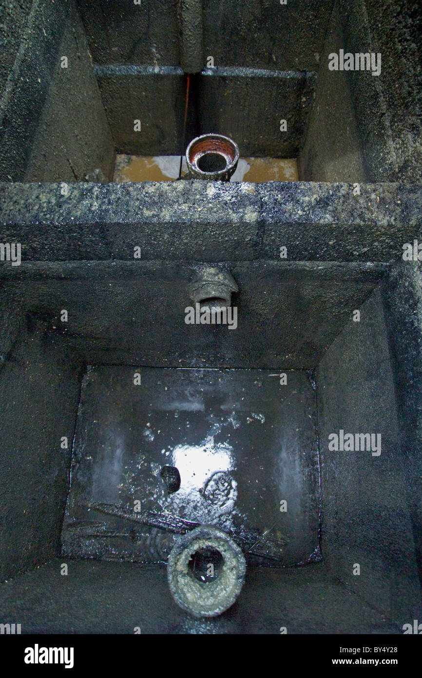 Intérieur du réservoir des eaux usées septiques souterrain. Banque D'Images