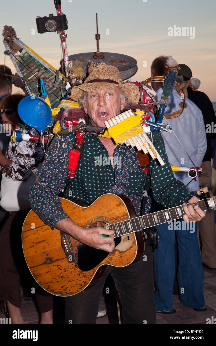 One Man Band artiste de rue à Mallory Square, Key West, Floride Banque D'Images