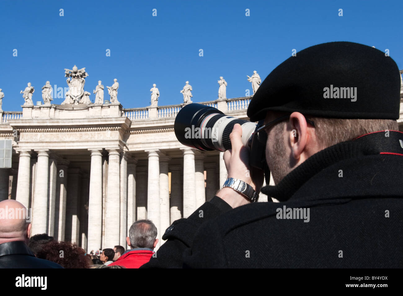 Photographe de prendre une photo sur la place Saint Pierre au cours de l'Audience Papale du Mercredi. Banque D'Images