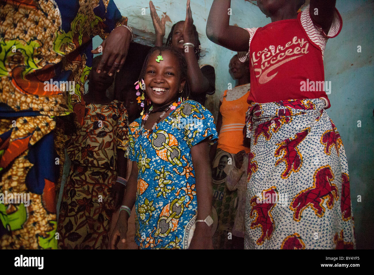 Un peul au mariage dans la ville de Djibo, au nord du Burkina Faso, les femmes et les enfants dansent, chantent, et battent la nuit. Banque D'Images