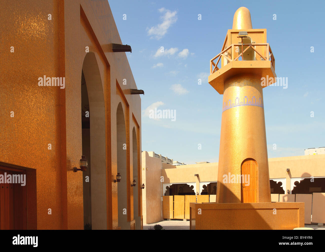 Une spectaculaire mosquée, revêtu de carreaux de mosaïque de couleur or, en Katara cultural village, West Bay, Doha, Qatar. Banque D'Images