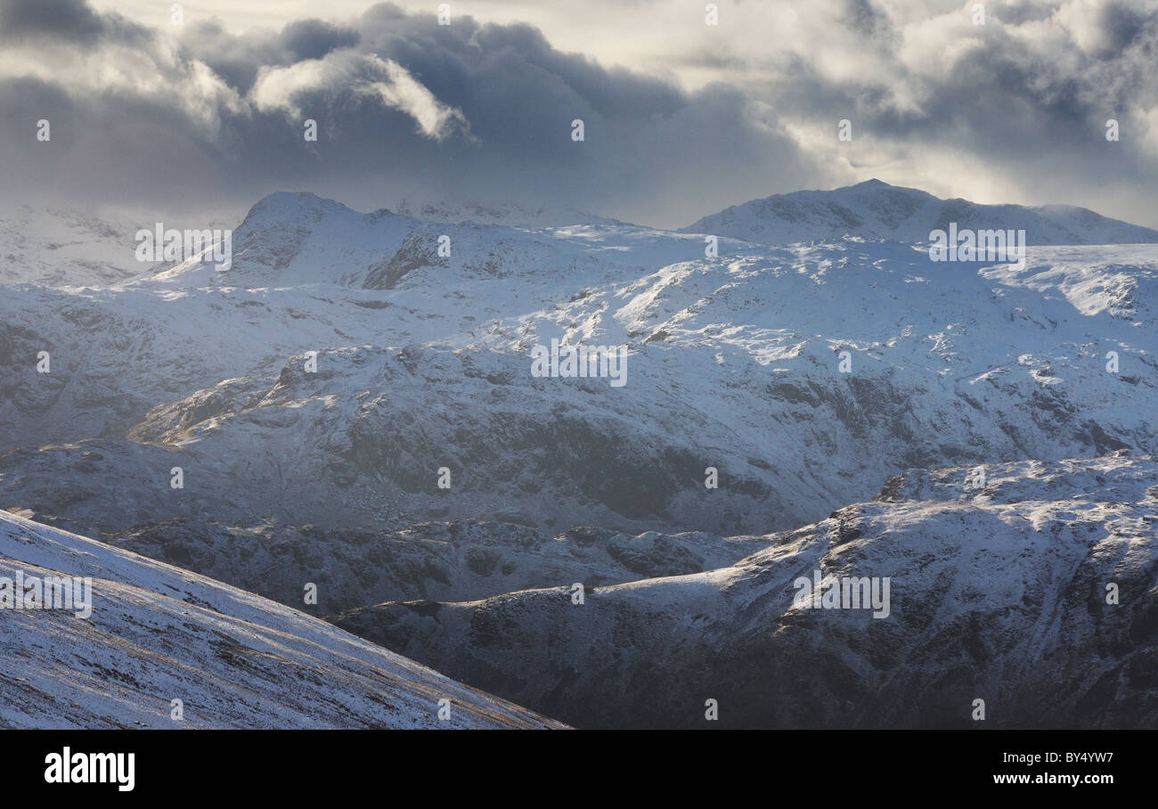 Lumière d'hiver spectaculaire sur les montagnes dans le Lake District. La vue de Dollywagon vers Harrison Stickle Pike Banque D'Images