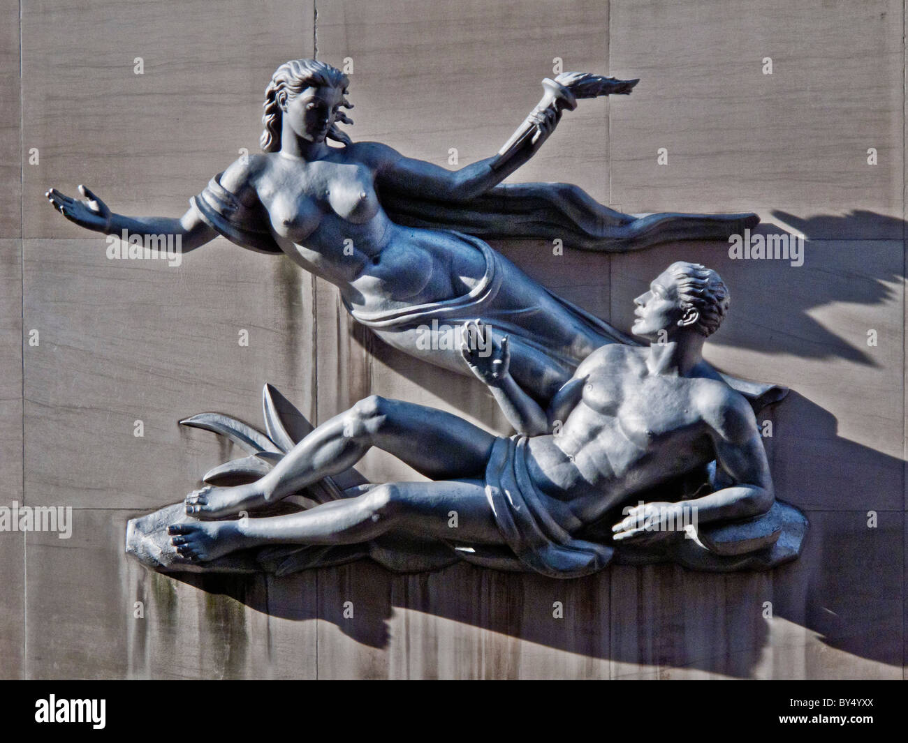 Une sculpture d'une femme que l'art, portant une torche tout en inspirant l'humanité est sur Carlyle Galeries sur Madison Ave, New York City. Banque D'Images