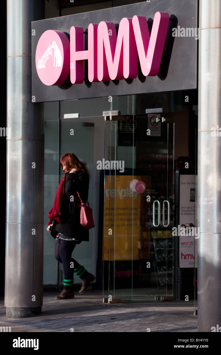 Le HMV store sur Princes Street, Édimbourg avec une jeune femme qui sort de l'acheteur Banque D'Images