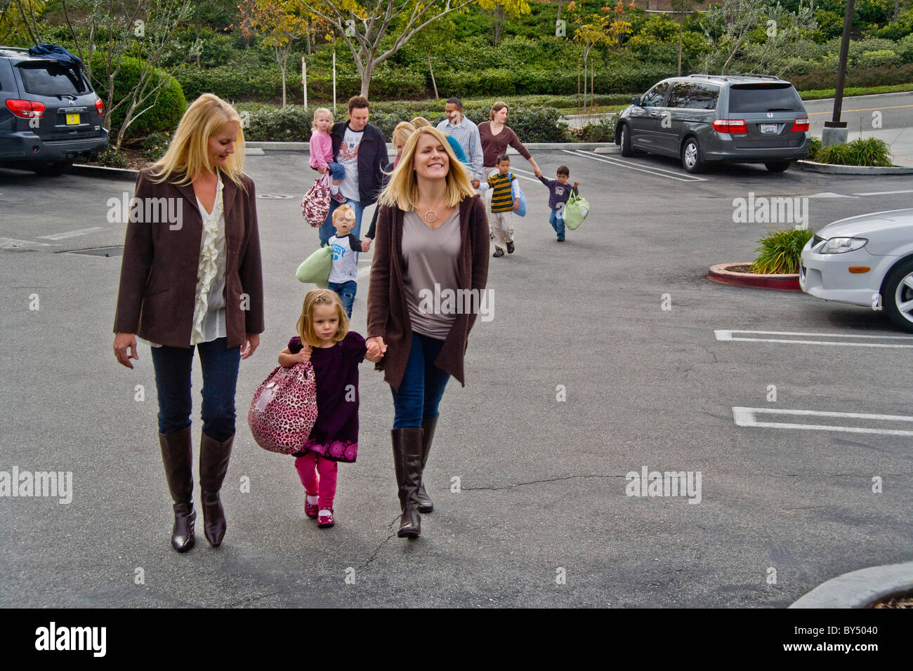 Les parents et les élèves arrivent à un réseau express régional d'âge préscolaire de la Californie du Sud. Communiqué de modèle Banque D'Images