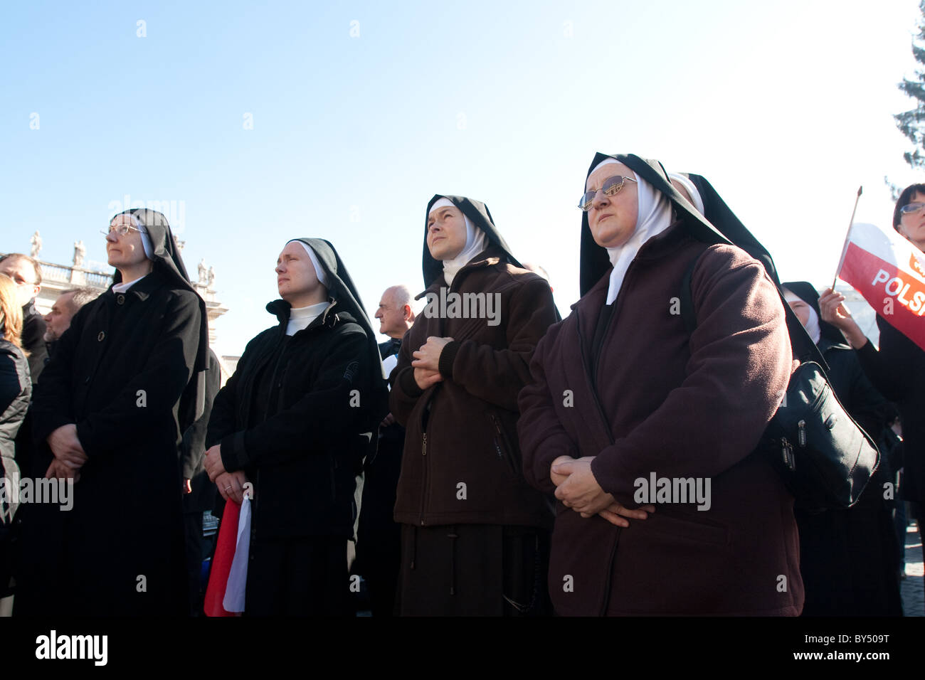 Les nonnes debout dans la place Saint Pierre du Vatican mercredi discours du Pape Banque D'Images