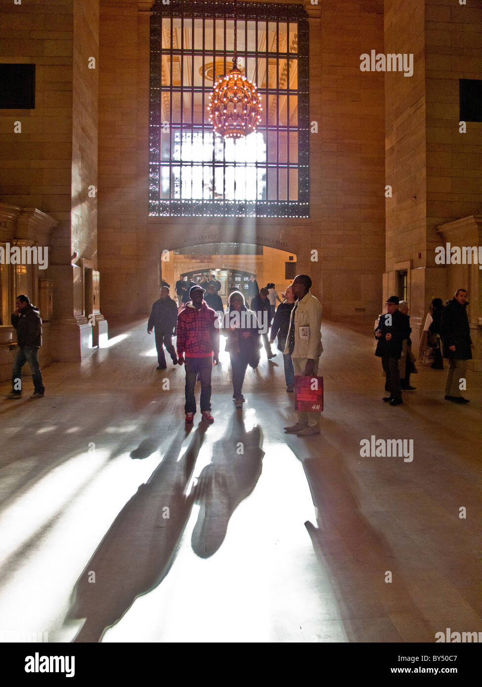 Au soleil de l'après-midi, les voyageurs demander son chemin de sortie de la 42e Rue de la gare Grand Central Terminal de Manhattan, New York City. Banque D'Images