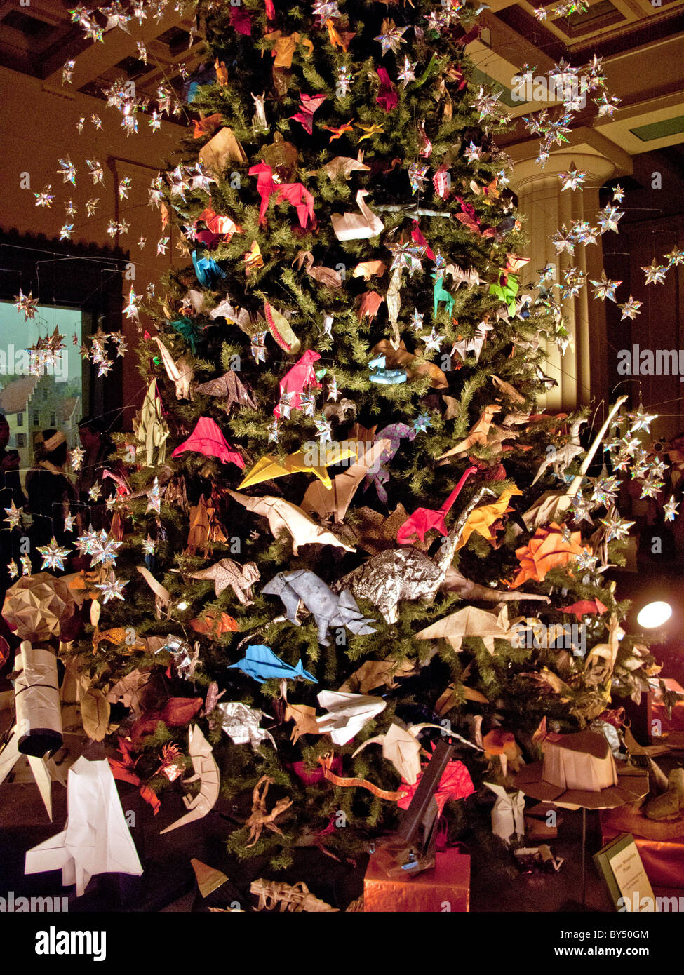 Un arbre de Noël décoré de papier plié origami images de différents animaux orne le Musée Américain d'Histoire Naturelle Banque D'Images